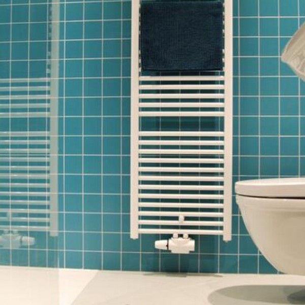 Badkamer met instap-douche
Bathroom with walk-in shower