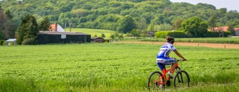 Heuvelland_lente_mountainbike_meisje_fietsen_fietser_©ThierryCaignie_2020