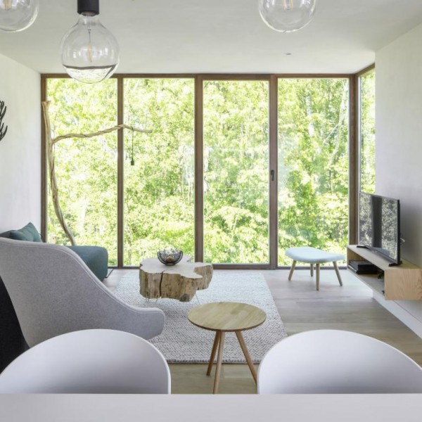 In Ekorren (Zweeds voor 'de eekhoorn') kun je 's morgens genieten van een heerlijk ontbijt maar ook van de gezellige lounge en dit de hele dag door.