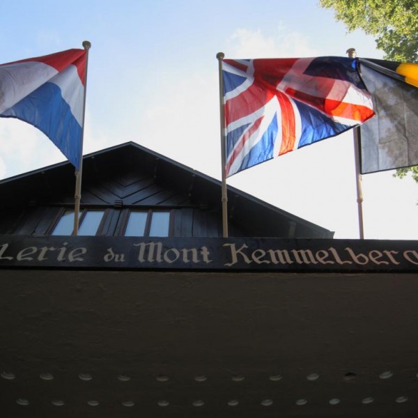 Hostellerie Kemmelberg is een viersterrenhotel dat zowel Belgische als een ruim internationaal publiek aantrekt. Het ligt in de onmiddellijke nabijheid van Ieper.