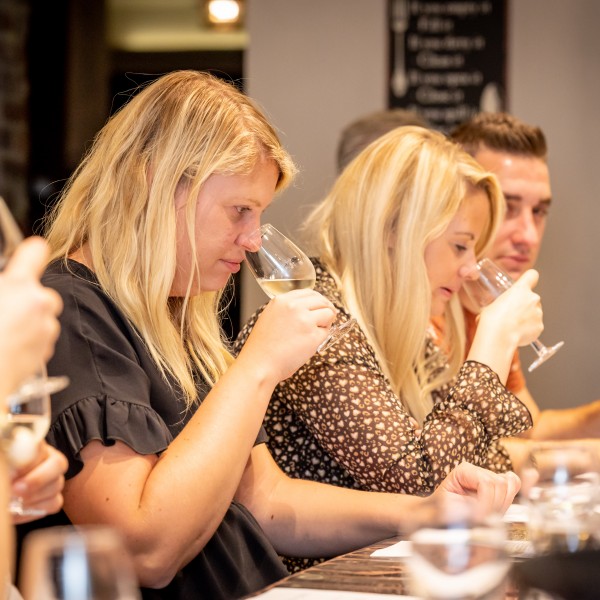 Heuvelland_wijndegustatie_proeverij__locatie_vintage_wijn_groep__vakantiewoningBellarosa_image008_©Thierry Caignie