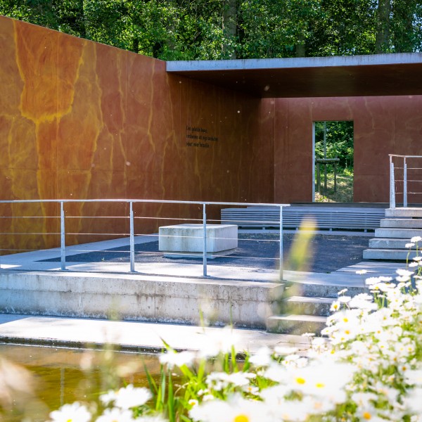 “Parkwandeling de  parkbegraafplaats Kemmel gevolgd door een gesprek over landschapsarchitectuur”.- In het kader van de expo ZICHT-en