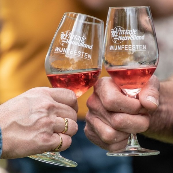 Heuvelland_zomer_Kemmel_wijnfeesten_warande_proeven_wijnglas_rosé_toasten_2019 ©Spectrum (22)