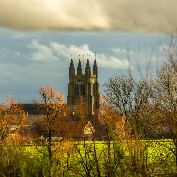 MAART MAANDSTAPPER Heuvelland_Loker_toren_kerk_winter_avond_wolken_zonsondergang@ThierryCaignie2020 (7)